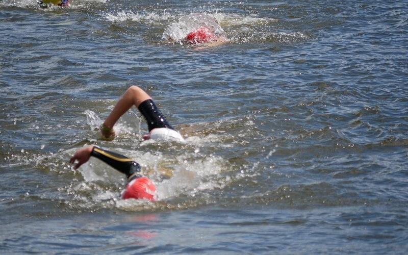 Die Führenden beim Schwimmen des 7-Türme-Triathlon in Lübeck